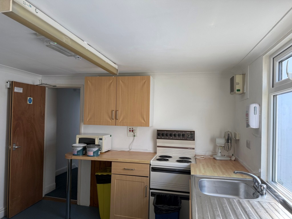 Lot: 19 - FORMER DAY CARE CENTRE WITH COURTYARD GARDEN AND PARKING OFFERING POTENTIAL - First floor kitchen